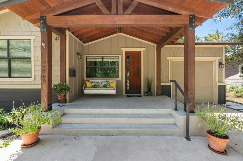 2709 Geraghty Ave — exterior