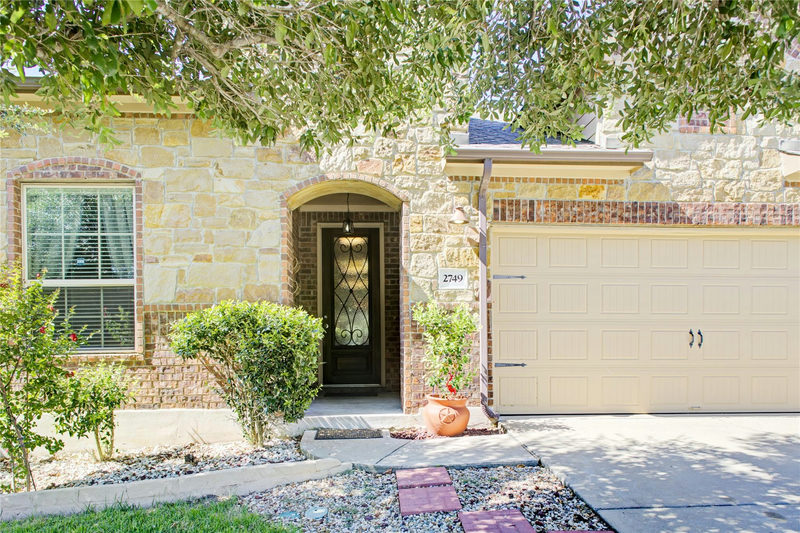 2749 Santa Ana Ln — exterior