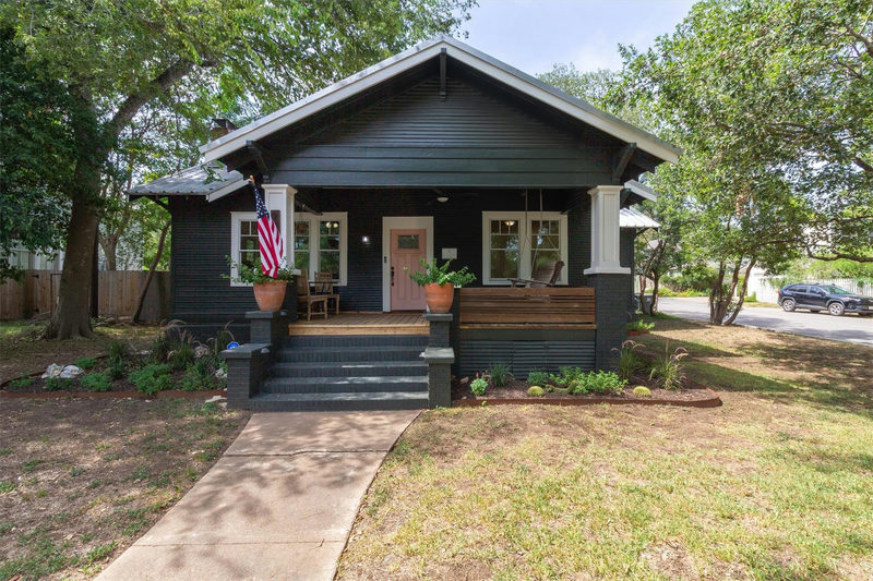 902 W Hopkins St — exterior