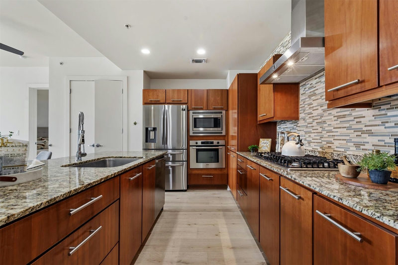 210 Lee Barton Dr #517 — exterior