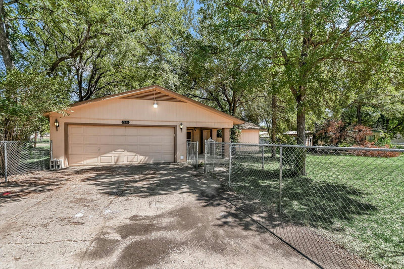 2808 Kings Circle Dr — exterior