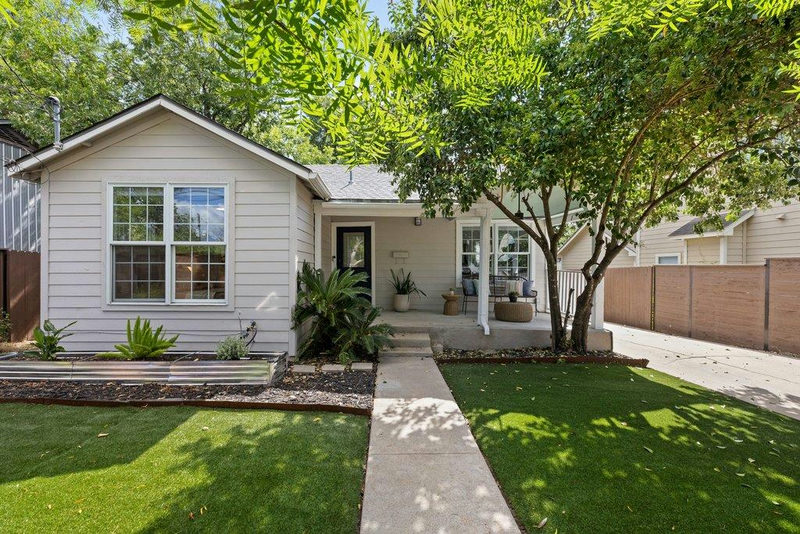 1709 Chicon St — exterior