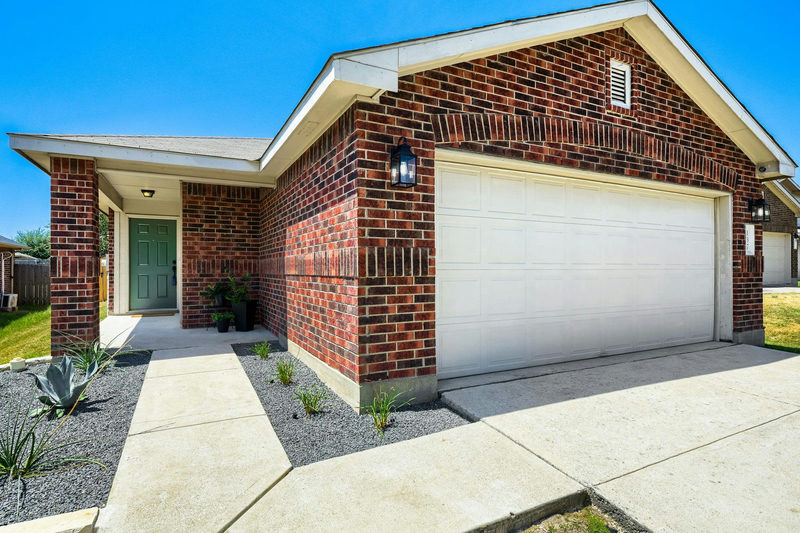 137 Pine Arbol — exterior