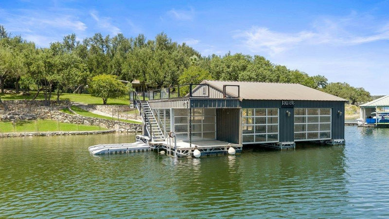 909 Brooks Hollow Rd — exterior