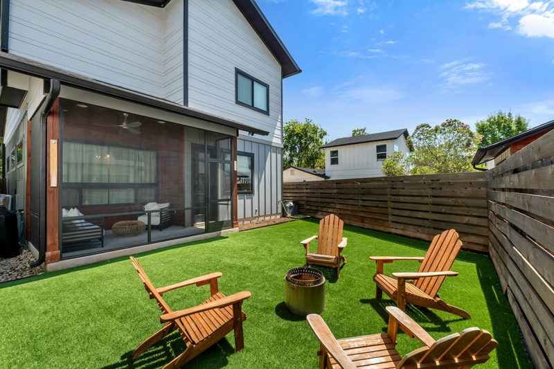 409 W 55th 1/2 St #1 — exterior