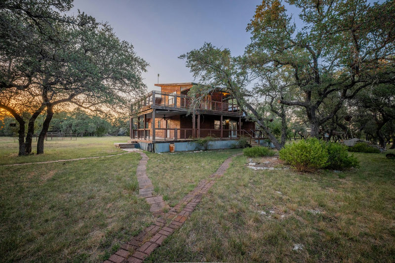 140 Mountain Loop Dr — exterior