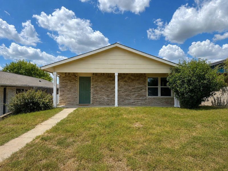 5624 Signal Pt — exterior