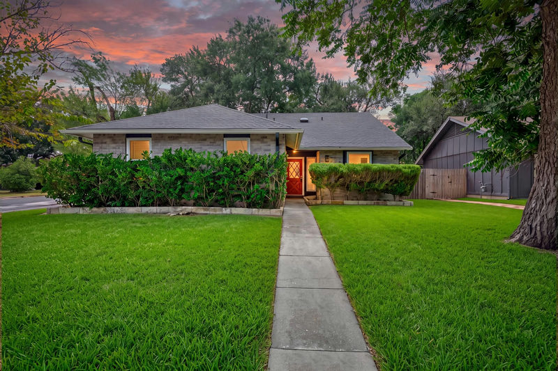 6605 Woodhue Dr — exterior
