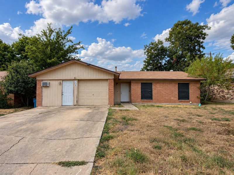 704 Drake Ln — exterior