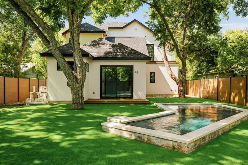 3210 Thompson — exterior