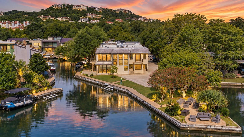 2465 Westlake Dr — exterior