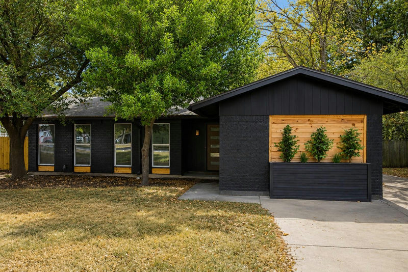 3101 Steck Ave — exterior