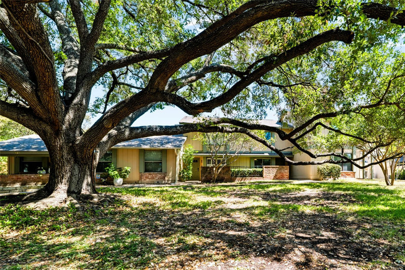 911 W Village Ln — exterior