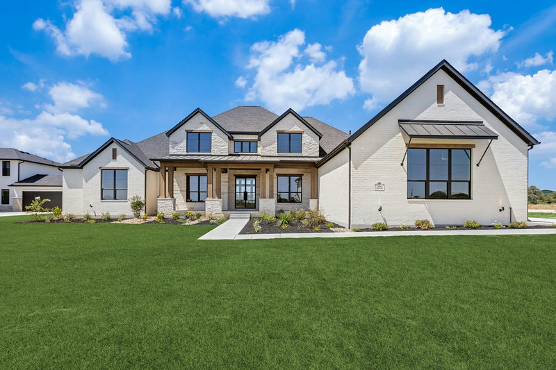 2453 Lineage Ln — exterior