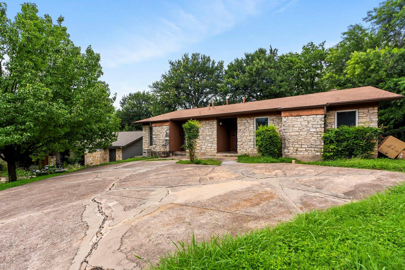 2320 Montclaire St — exterior