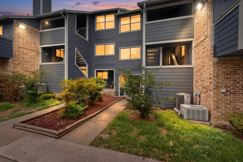 2500 Burleson Rd #506 — exterior