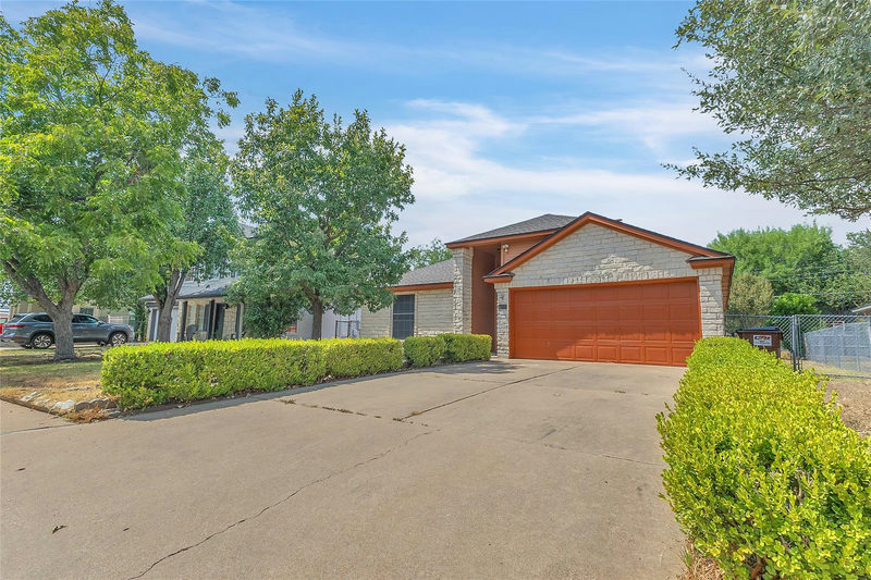 1902 Hollow Tree Blvd — exterior