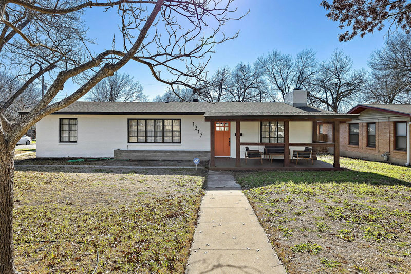 1317 Cloverleaf Dr — exterior