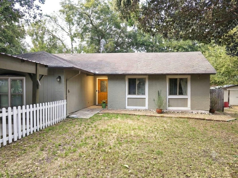 2423 Village Walk — exterior