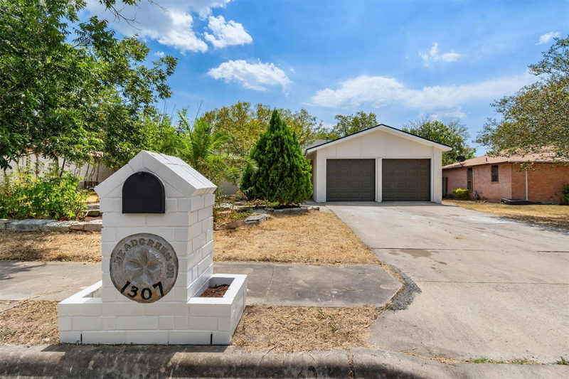 1307 Meadgreen Dr — exterior