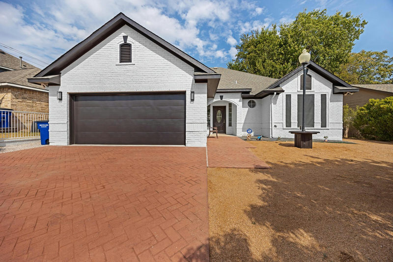 10901 Parkfield Dr — exterior