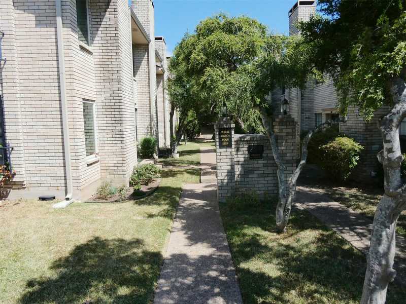 8400 JAMESTOWN Dr #204 — exterior