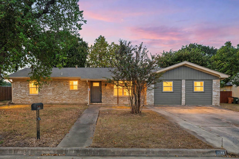 11604 N Oaks Dr — exterior