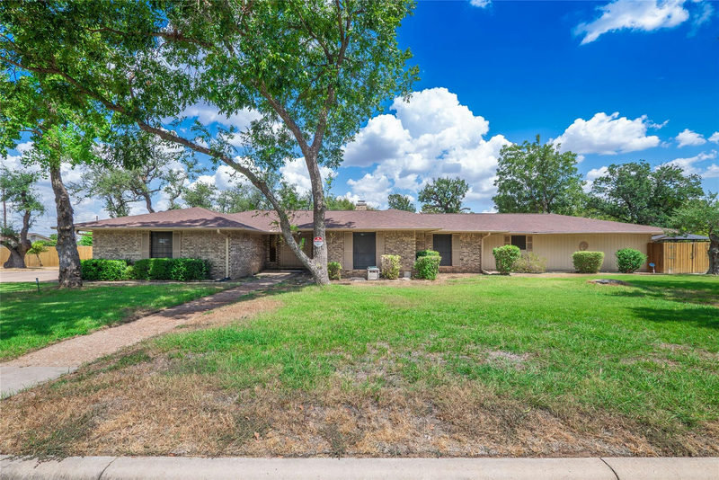 1702 Lone Oak Dr — exterior