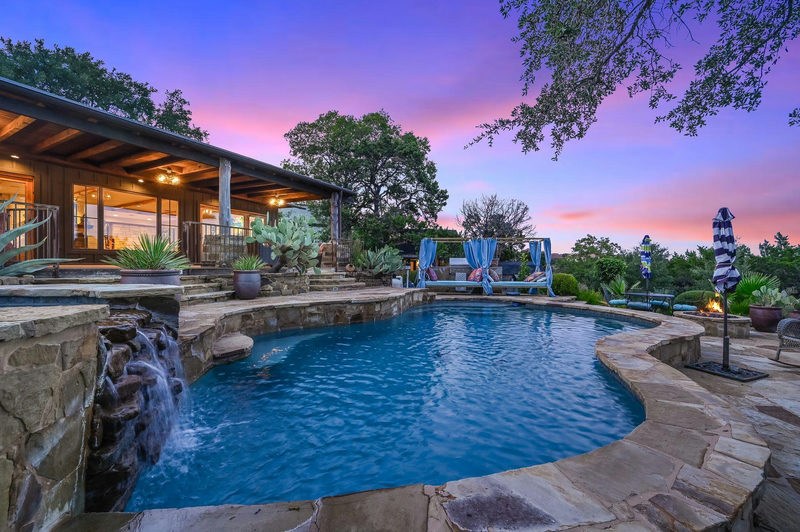 3911 Lago Vista Dr — exterior