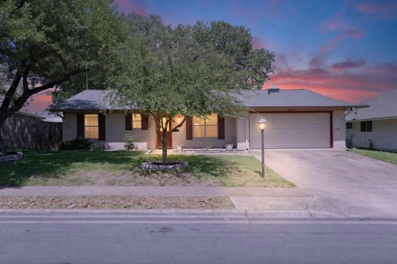 8602 Colonial Dr — exterior
