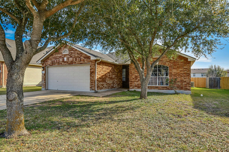 401 Bandara Woods Blvd — exterior