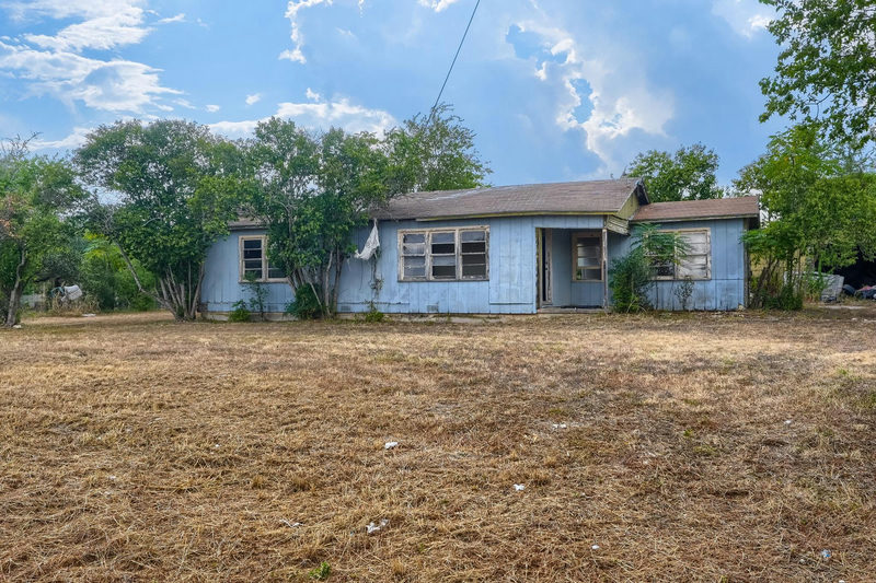 2212 Hunter Rd — exterior