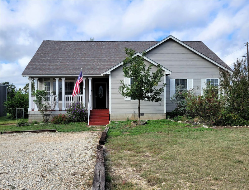 702 Phillip Ln — exterior