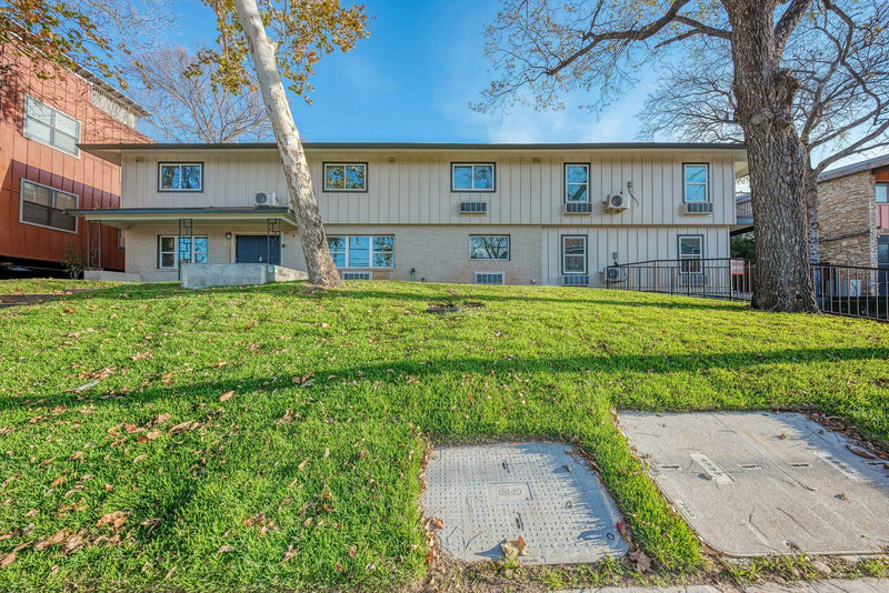 306 E 30 St #202 — exterior