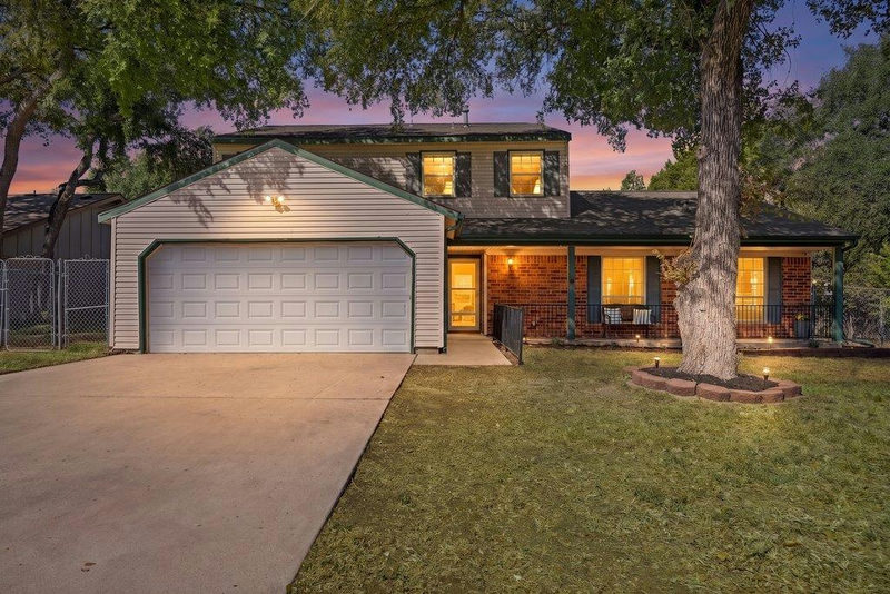 1702 Oakridge Dr — exterior