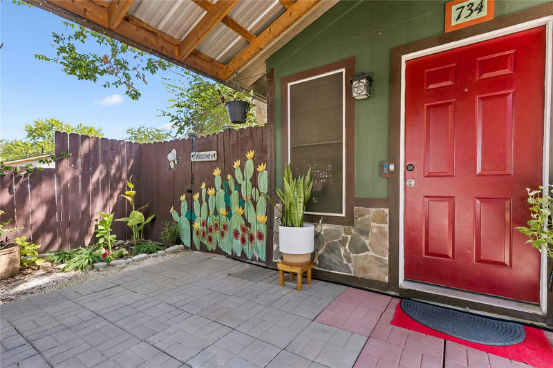 734 Neches St — exterior