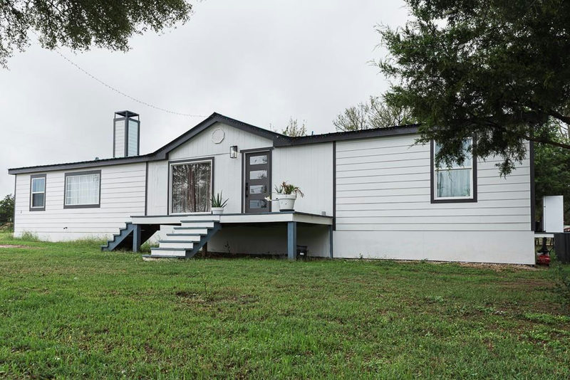 1185 Fm 812 — exterior