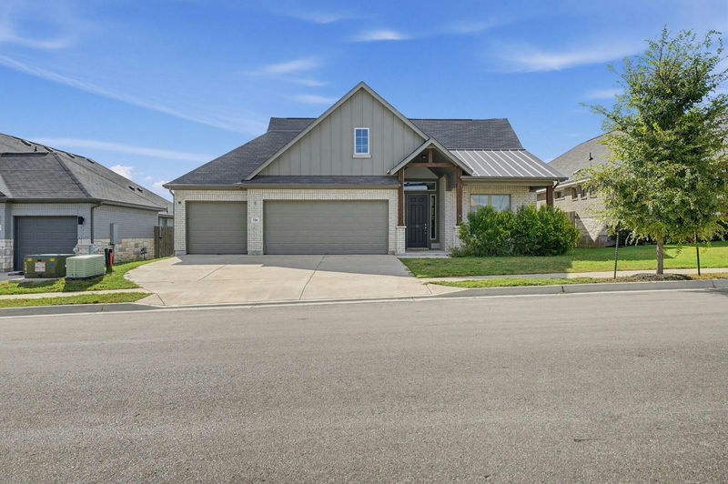 734 Treadwell Ln — exterior