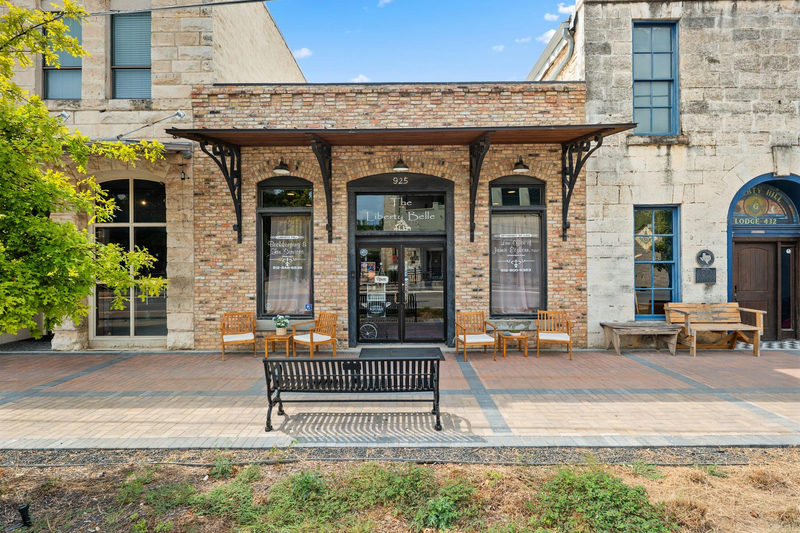 925 Main St — exterior