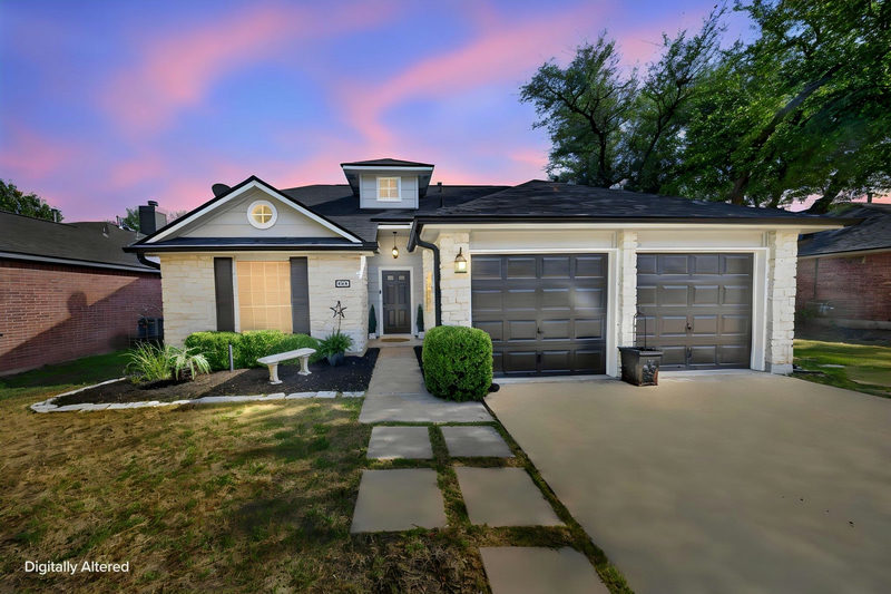 806 Mountain Ridge Dr — exterior