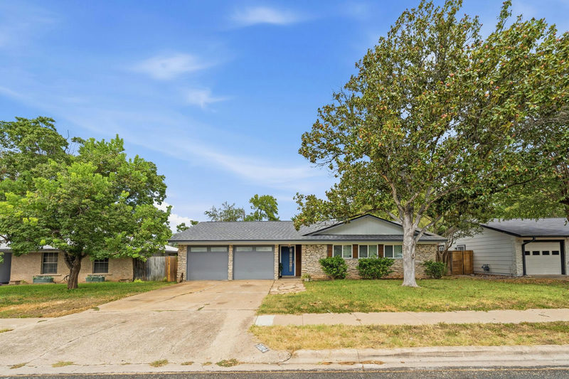 7004 Whispering Oaks Dr — exterior