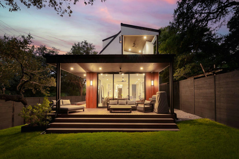 800 W James St — exterior