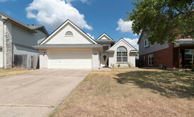 2200 Grove Dr — exterior