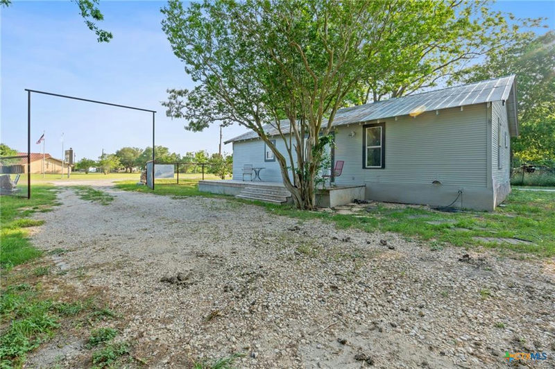 6071 Fm 713 — exterior