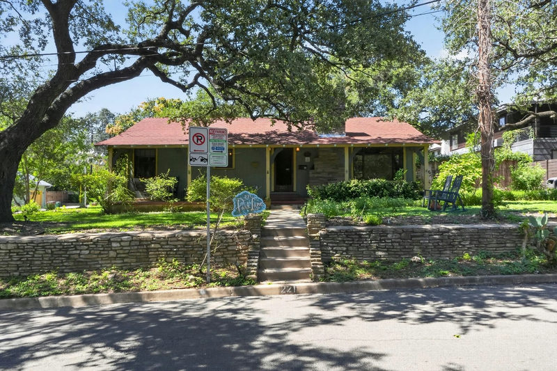 221 Park Ln — exterior