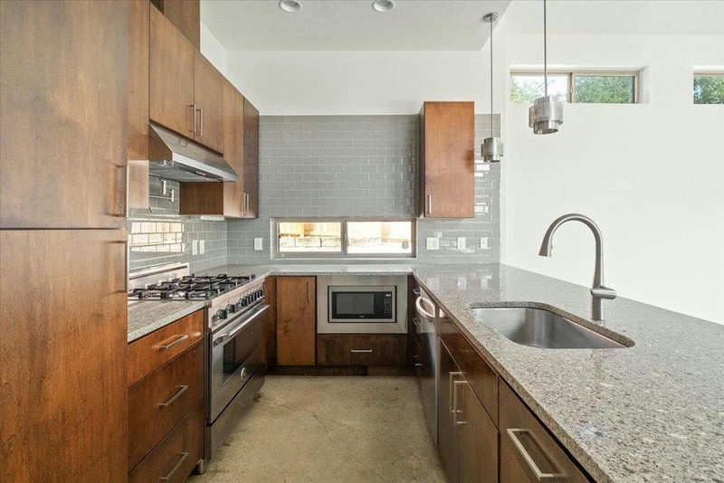 2501 E 9th St — exterior