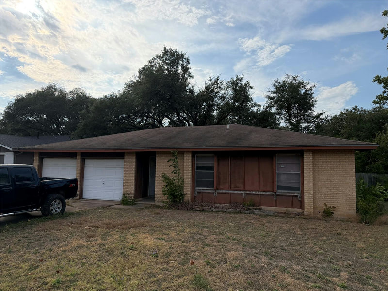 7704 Woodcroft Dr — exterior