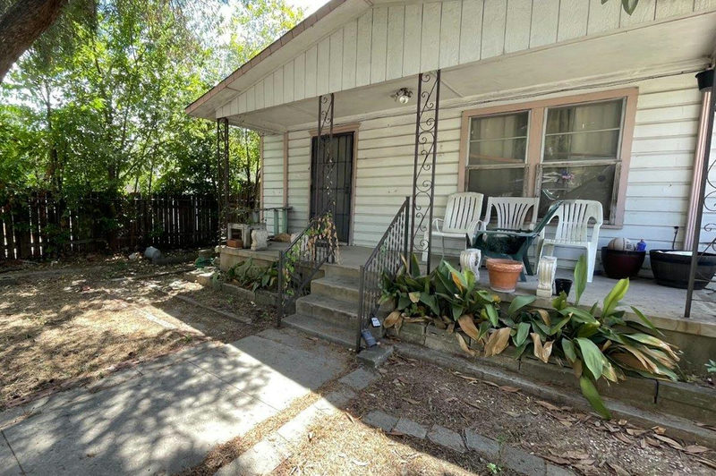 2909 E 4th St — exterior