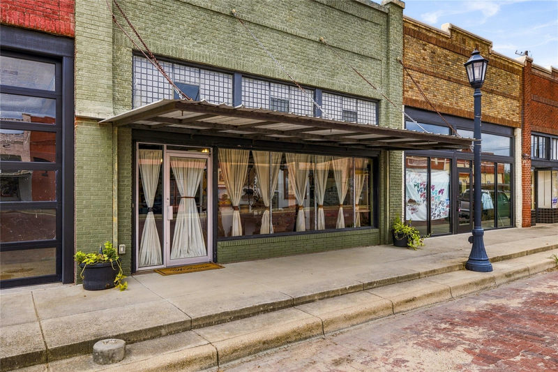 137 E Clark St — exterior