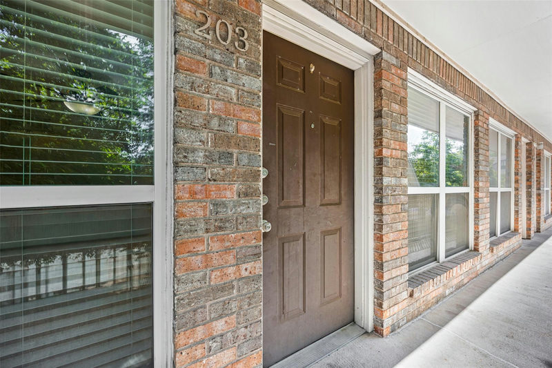 2220 Leon St #203 — exterior